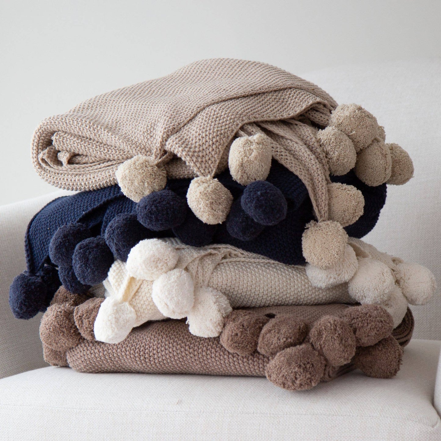 Aria Cotton Seedstitch Throw with Pompoms: Mushroom
