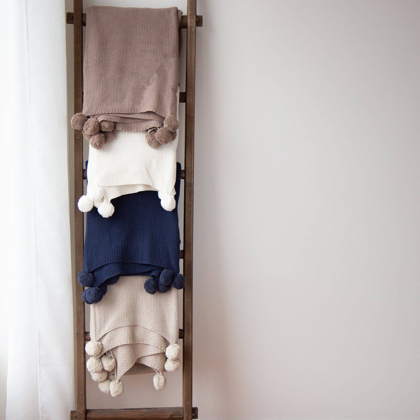 Aria Cotton Seedstitch Throw with Pompoms: Mushroom