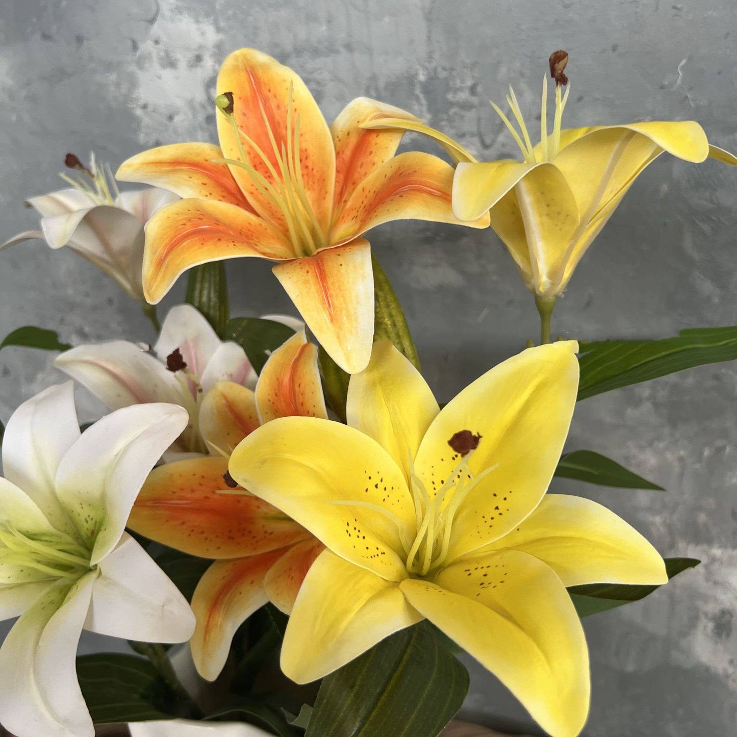 23'' Natural Touch Lilies