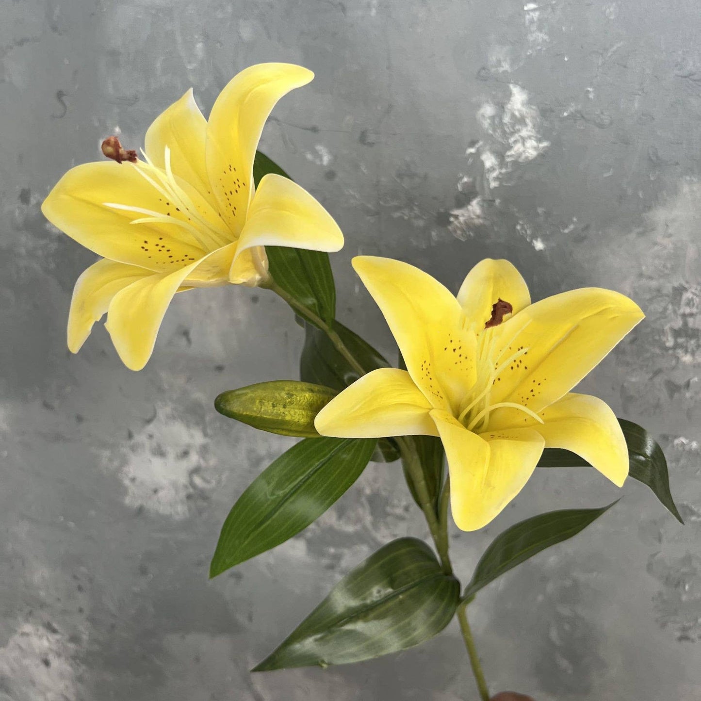 23'' Natural Touch Lilies